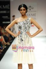 Model walks the ramp for Swapnil Shinde Show at Lakme Winter fashion week day 4 on 20th Sept 2010 (31).JPG